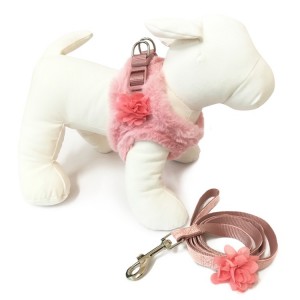 Harnais pour petit chien avec fleur et fourrure rose poudré et laisse assortie